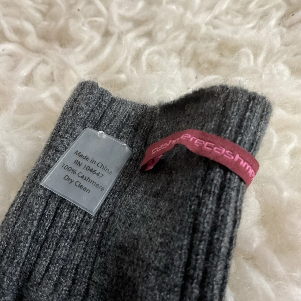 Cashmere Cashmere Gray studded text tip gloves